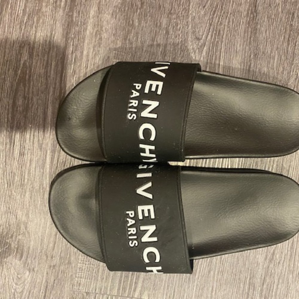 Givenchy - Picture 3 of 4